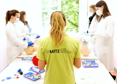 MITZ-Tutorin in Lehrsituation mit 4 Studenten