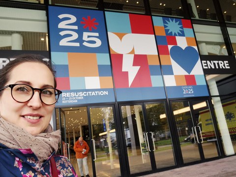 selfie von Marie-Christin Willemer vorm Eingang der ERC-Kongresshalle in Rotterdam, Niederlande