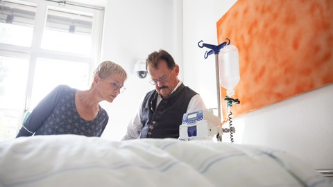 Herr Prof. Albrecht und Frau Heike Vogelbusch bei der Fehlersuche im "room-of-horrors" im MITZ