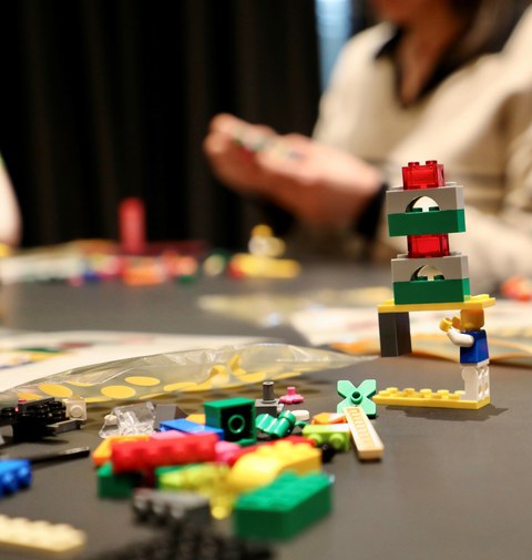 LEGO® Serious Play® - Lego-Steine auf einem Tisch liegend als Nahaufnahme