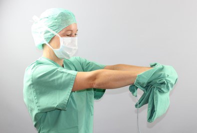 Person in OP Kleidung beim Umziehen