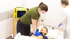 2 Lernende üben Reanimationstraining am Dummy aus