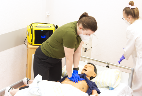 2 Lernende üben Reanimationstraining am Dummy aus