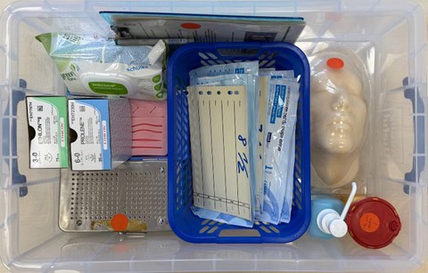 Nahtmaterial in einer Box zusammengeüackt