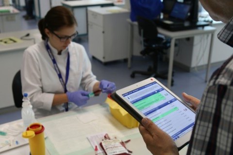 Praktische Prüfung wird geprüft und mit Tablet erfasst