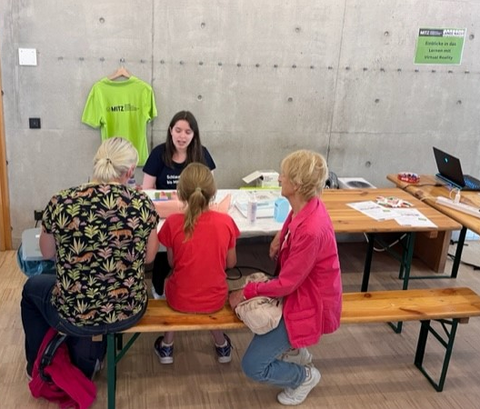 MITZ-Tutorin erklärt Besuchern die korrekte Wundversorgung am Modell