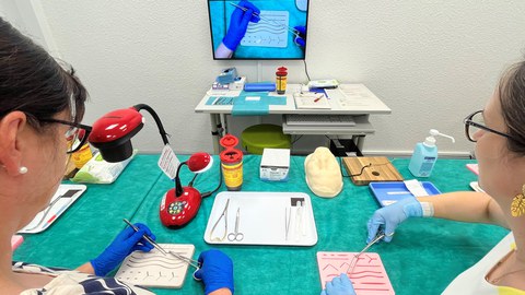 Training der Hautnaht am Nahtpad mit Live-Übertragung über Dokumentenkamera