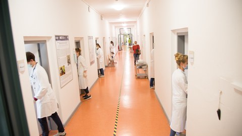 Medizinstudierende des 10. FS während der OSCE-Prüfung im MITZ