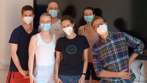 von links nach rechts Bilder von Nick Hildebrandt, Wiebke Klein, Johannes Horn, Belinda Marquardt, Anne Röhle (Betreuerin), Leonhard Schwager