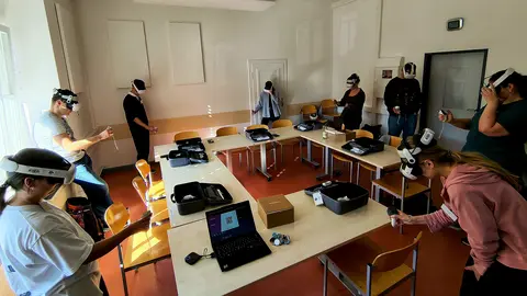 Teilnehmende erkunden mithilfe von VR Brillen virtuelle Umgebungen