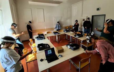 Teilnehmende erkunden mithilfe von VR Brillen virtuelle Umgebungen