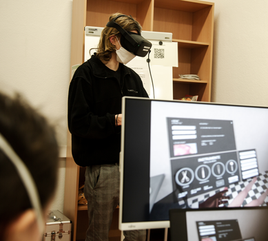 Neues Kursangebot im MITZ: Studierender trainiert mit mit VR-Brille eine Leichenschau