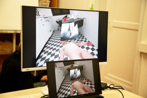 zwei Computerbildschirme zeigen VR-Szenario Leichenschau