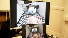 zwei Computerbildschirme zeigen VR-Szenario Leichenschau