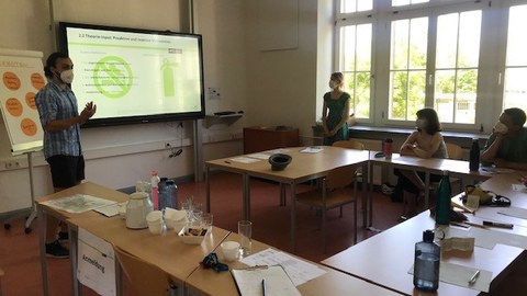 Studentische Tutor:innen im Seminarraum während des Workshops