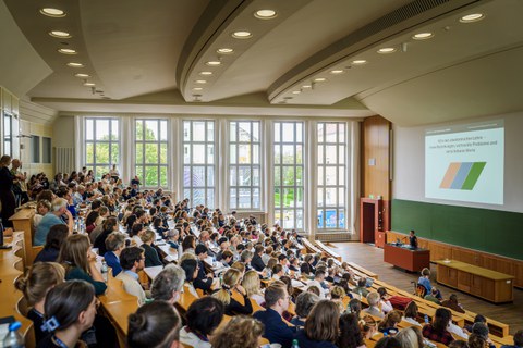 Ein voller Hörsaal mit der Keynotespeakerin Gabi Reinmann am Pult