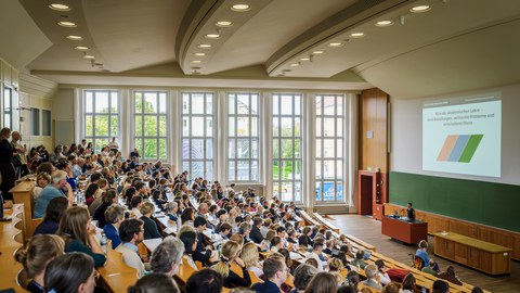 Ein voller Hörsaal mit der Keynotespeakerin Gabi Reinmann am Pult