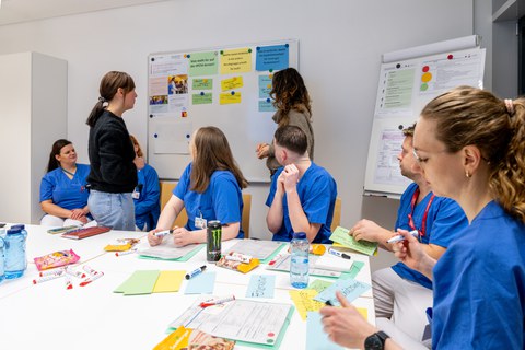 Das Bild zeigt eine Gruppe an Teilnehmenden des IPSTA Pilotprojektes im Austausch mit den Dozierenden