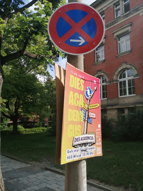Kein Halteverbot für gute Gespräche. Beim Dies Academicus war die Professur für Medizinische Informatik mit Postern zu Forschung und Promotion vertreten