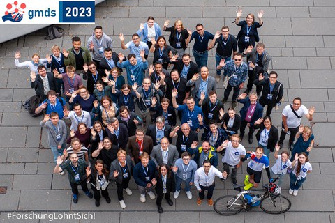 viele Menschen winkend von oben fotografiert