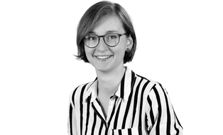 Frau frontal mit Brille, lachend