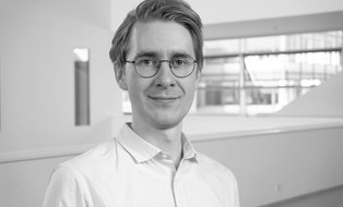 Mann frontal mit Brille