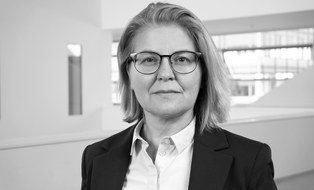 Frau frontal mit Brille