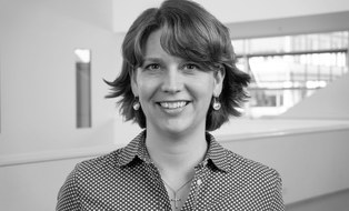 Frau frontal lachend