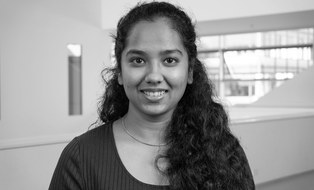 Frau frontal lachend