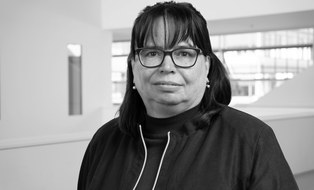 Frau frontal mit Brille