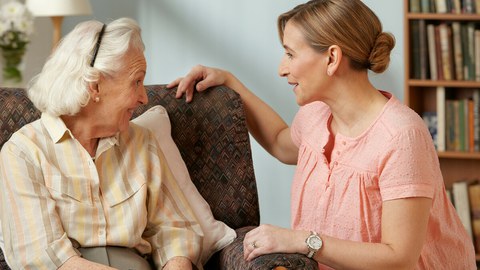 Pflegerin mit älterer Dame
