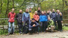 Das Foto zeigt eine Gruppe Menschen beim Wandern.