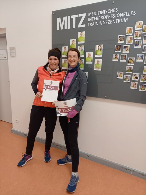 Laufen für einen guten Zweck - Eva Bibrack und Anne Röhle in Sportkleidung im MITZ