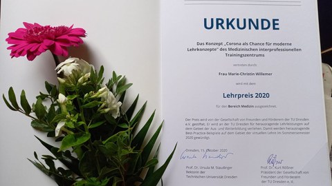 Foto_Urkunde und Blumen Lehrpreis 2020