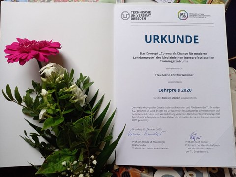 Foto_Urkunde und Blumen Lehrpreis 2020