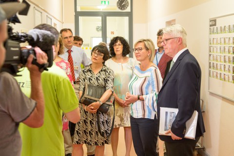 Prof Christian Hannig, Direktor Poliklinik für Zahnerhaltung mit Bereich Kinderzahnheilkunde, Prof. Maria Eberlein-Gonska, Leiterin des Zentralbereichs Qualitäts- und Medizinisches Risikomanagement, Birgit Banzhaf, Leiterin CarusAkademie, Barbara Klepsch, Sächsische Staatsministerin für Soziales und Verbraucherschutz, Prof. Heinz Reichmann, Dekan der Medizinischen Fakultät Carl Gustav Carus Dresden im MITZ, Foto: Medizinische Fakultät/Stephan Wiegand