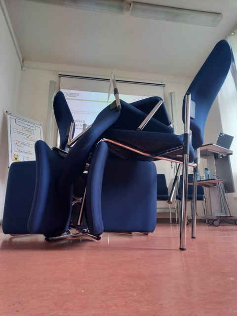 Stühle gestapelt 