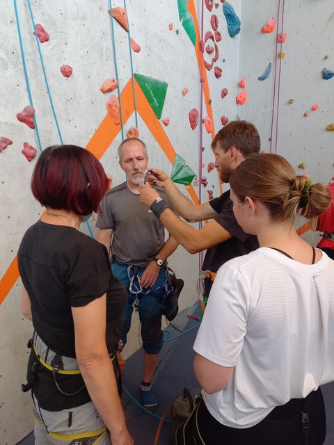 Dozierende und Teilnehmerin mit Marcus Hausmann (Trainer Kletterarena Dresden) beim Partnercheck