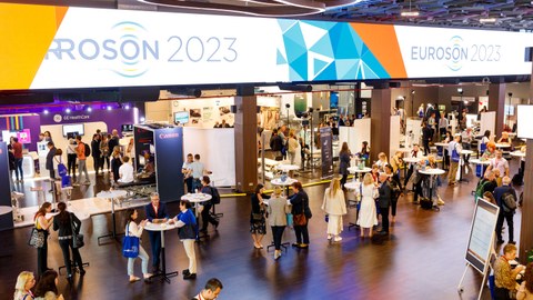 Kongressteilnehmende im Eingangsbereich zur EUROSON 2023 in Riga, Lettland