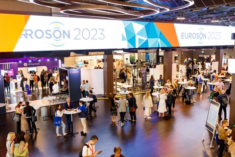 Kongressteilnehmende im Eingangsbereich zur EUROSON 2023 in Riga, Lettland