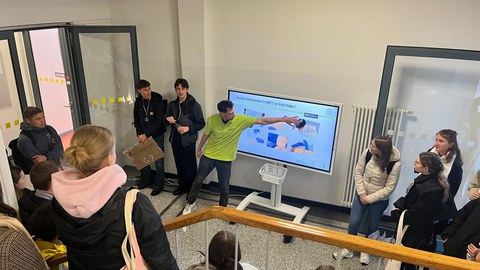 Gruppe von Studierenden wird von Tutor des MITZ empfangen und in das MITZ eingeführt