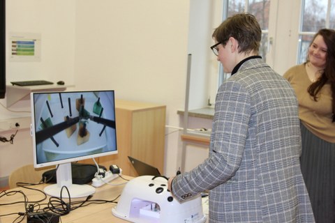 Teilnehmerin am Virtual Reality Laparoskopietrainer