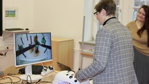 Teilnehmerin am Virtual Reality Laparoskopietrainer