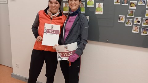 Laufen für einen guten Zweck - Eva Bibrack und Anne Röhle in Sportkleidung im MITZ 