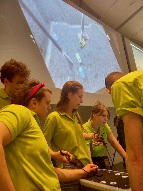 2023er PEC-Team Dresden in grünen MITZ-Shirts am Laparaskopietrainer