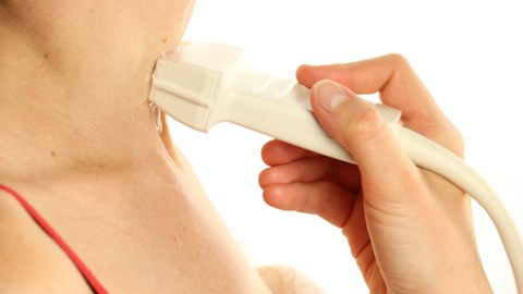 Ultraschalluntersuchung am Hals mit Schallkopf