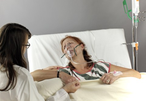 Kommunikationsstation "Gesprächsführung im palliativen Kontext", chronisch lungenkranke Patientin im Gespräch mit Ärztin