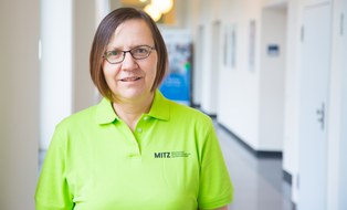 Portrait Beate Abu Assad mit grünem MITZ-T-Shirt