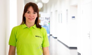 Portrait von Eva Bibrack mit grünem MITZ-T-Shirt