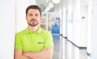 Portrait von René Hemmerling in grünem MITZ-Shirt